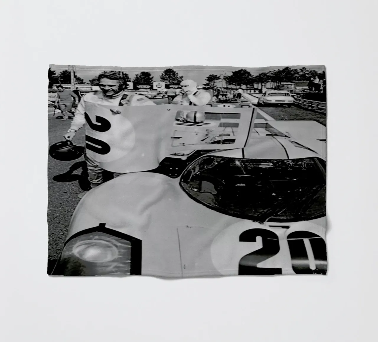 Steve McQueen with Porsche 917 coperta in pile da Gallery Print and Art Limited