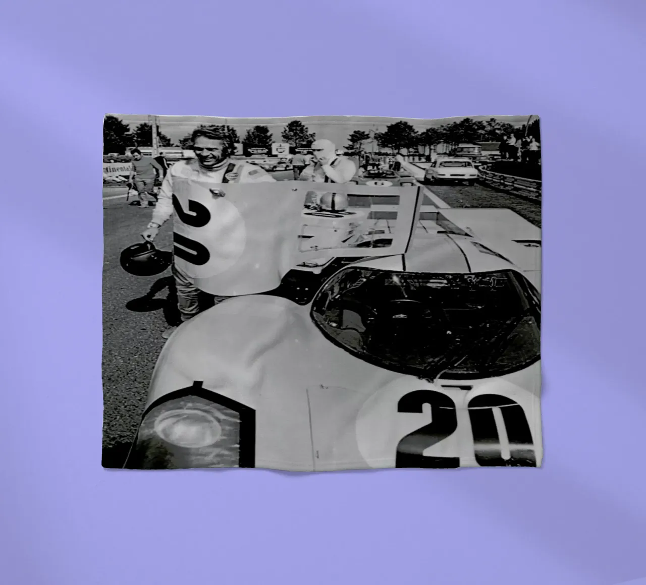 Steve McQueen with Porsche 917 coperta in pile da Gallery Print and Art Limited