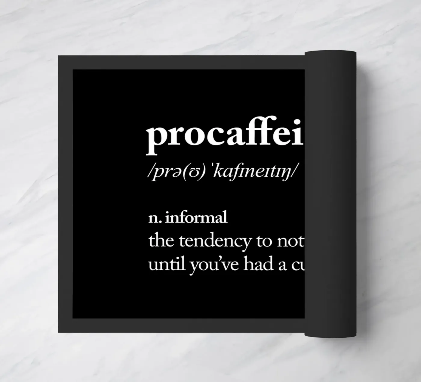 Procaffeinating Fußmatte von THE MOTIVATED TYPE