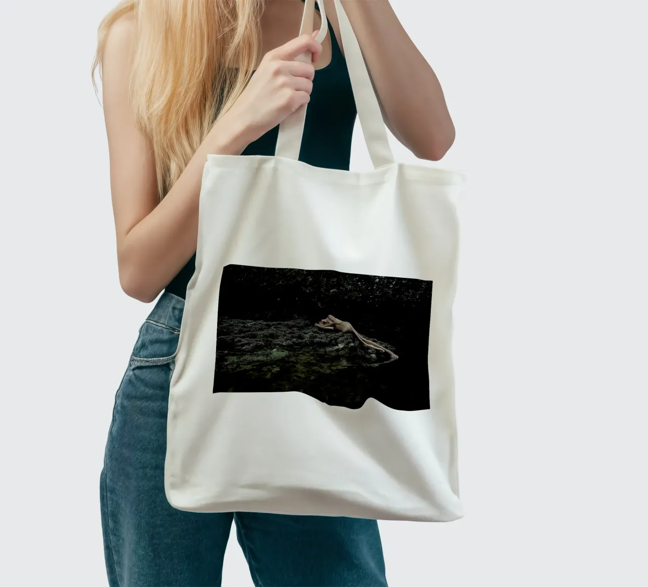 Embodiment borsa in juta da Matevž Kosterov