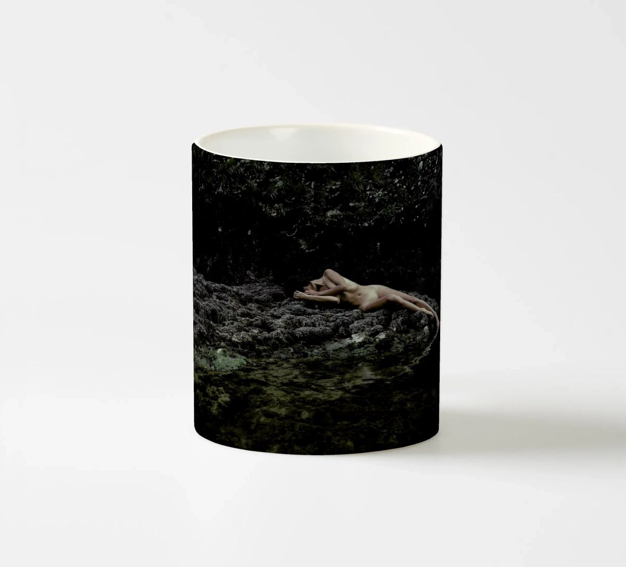 Embodiment tazza in ceramica da Matevž Kosterov