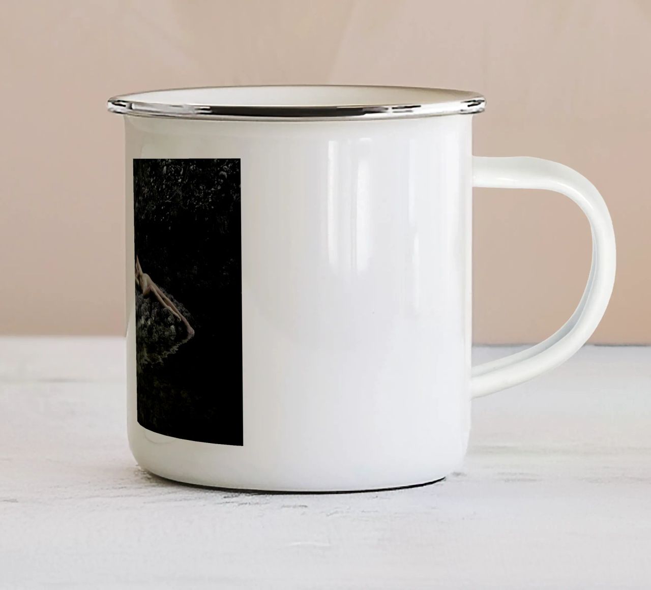 Embodiment tazza in smalto da Matevž Kosterov