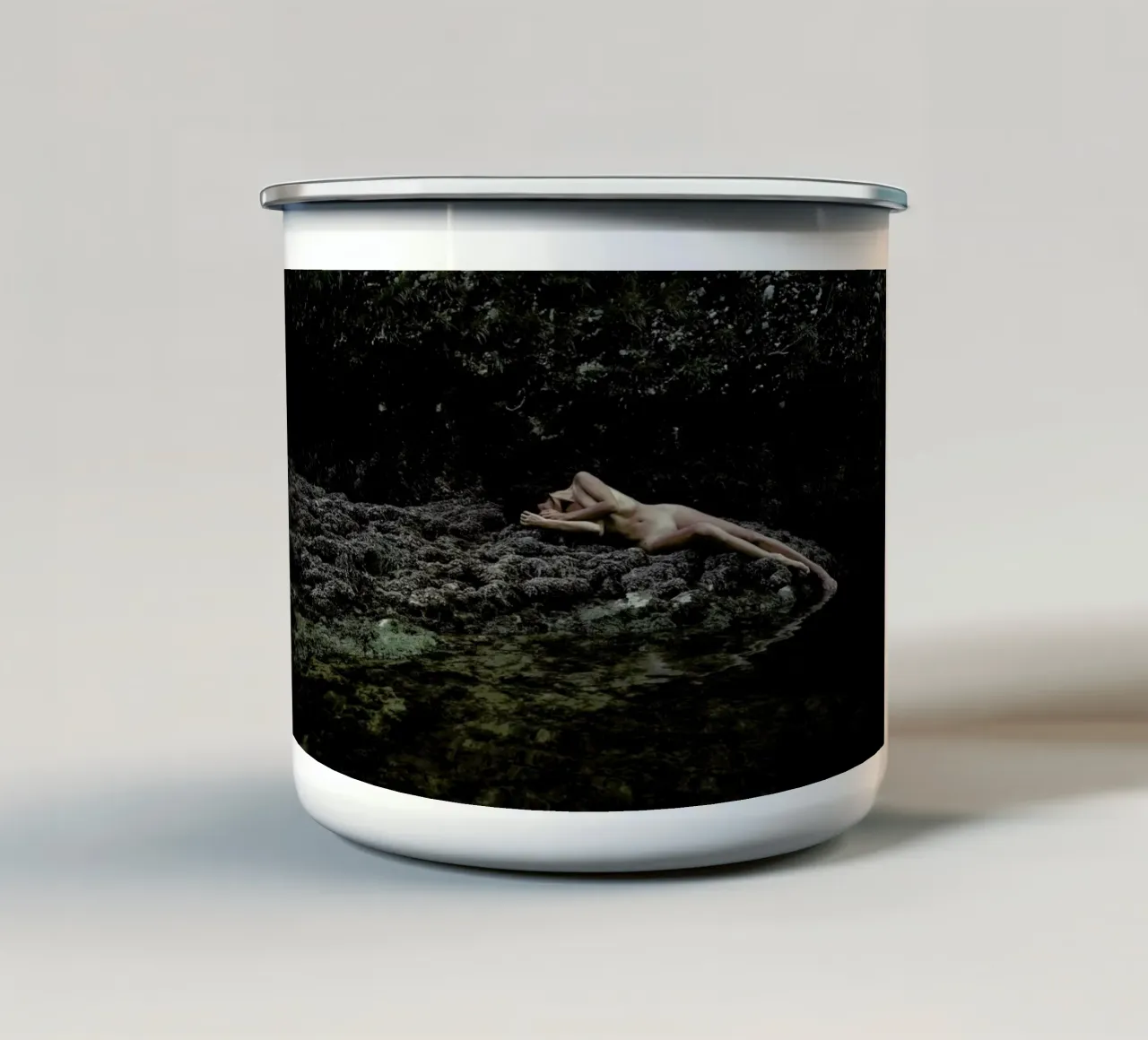 Embodiment mug en émail de Matevž Kosterov