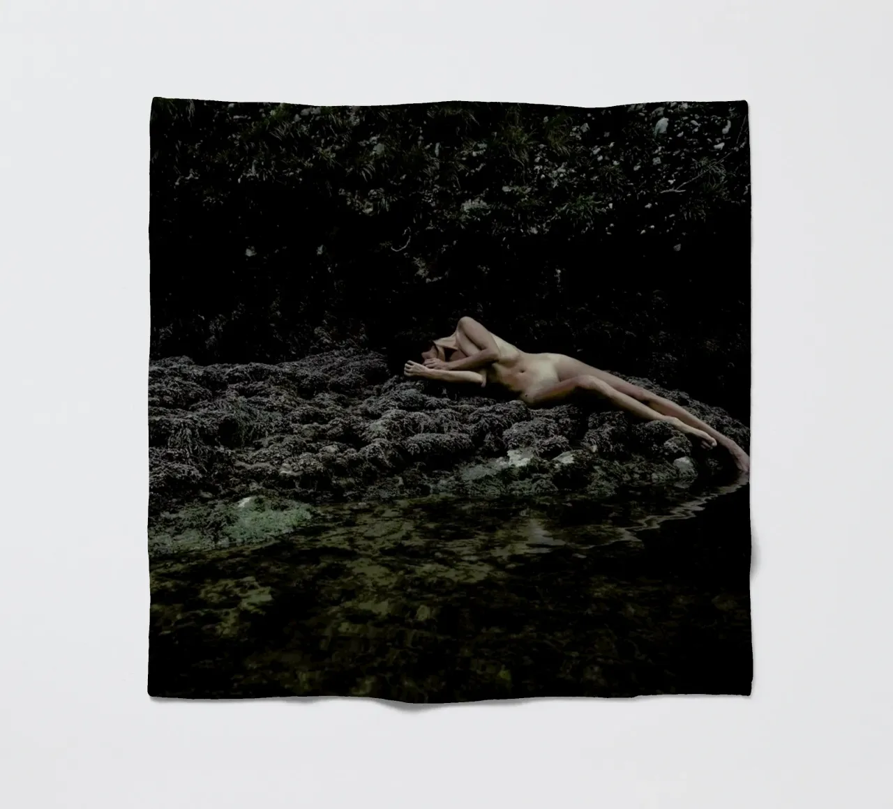 Embodiment coperta in pile da Matevž Kosterov