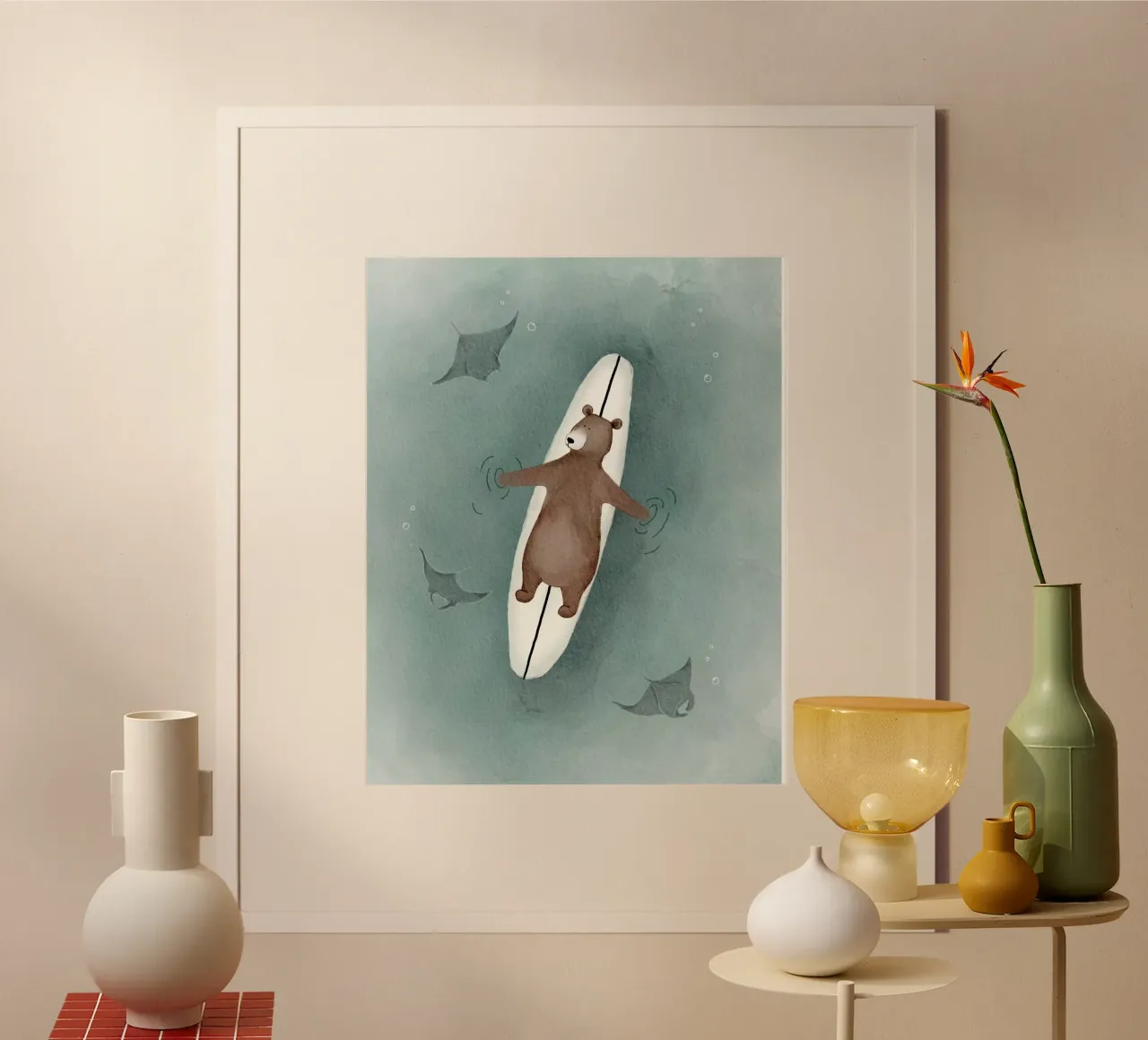Bär Surfbrett & Manta Rochen Ozean Dekor Poster mit Holzrahmen von Urchin Bay Art