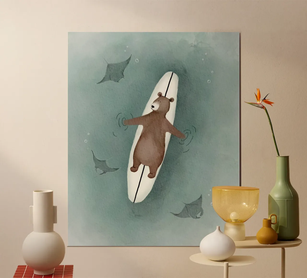 Bär Surfbrett & Manta Rochen Ozean Dekor Poster mit Holzrahmen von Urchin Bay Art