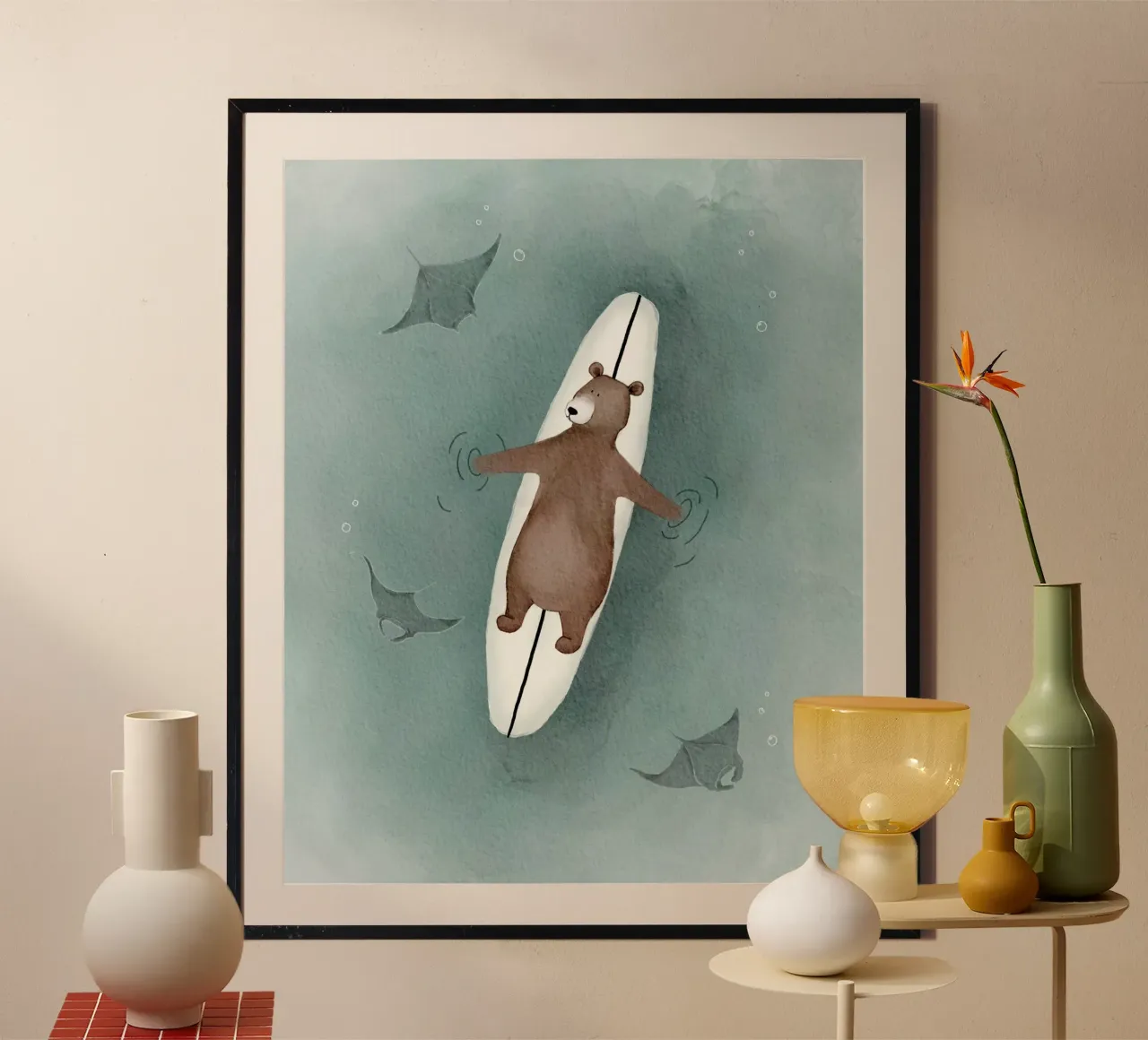 Bär Surfbrett & Manta Rochen Ozean Dekor Poster mit Holzrahmen von Urchin Bay Art