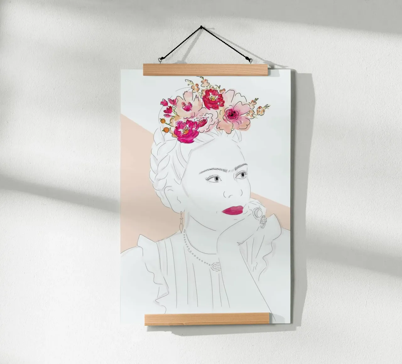 Frida poster con telaio in legno da KRUTH DESIGN