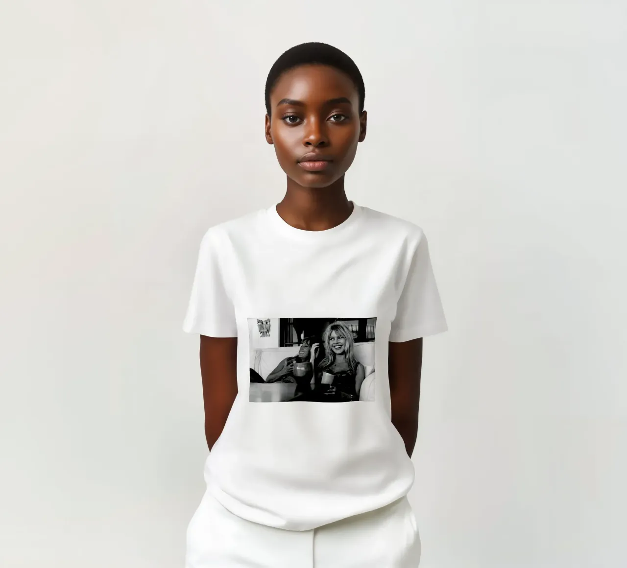 Brigitte Bardot Smiling t-shirt da Gallery Print and Art Limited