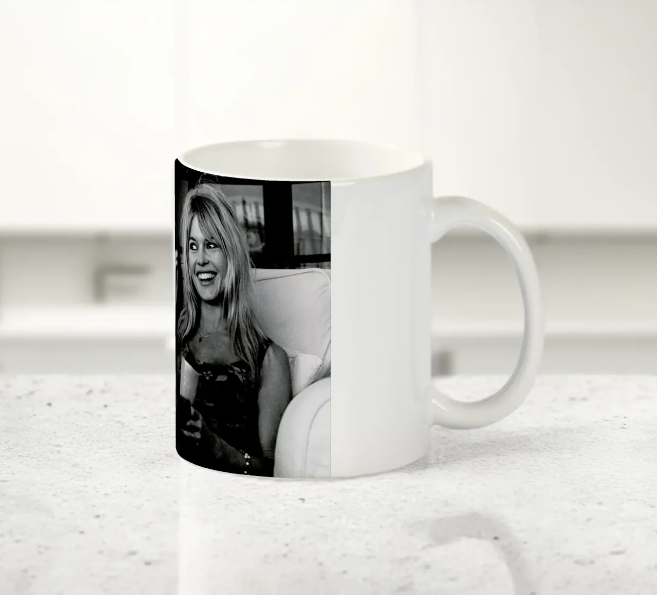 Brigitte Bardot Smiling tazza in ceramica da Gallery Print and Art Limited