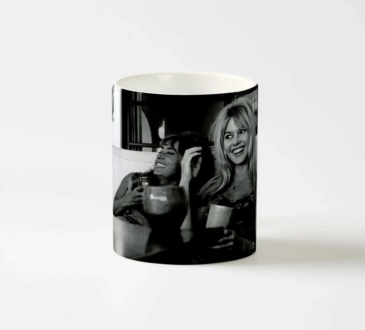 Brigitte Bardot Smiling tazza in ceramica da Gallery Print and Art Limited