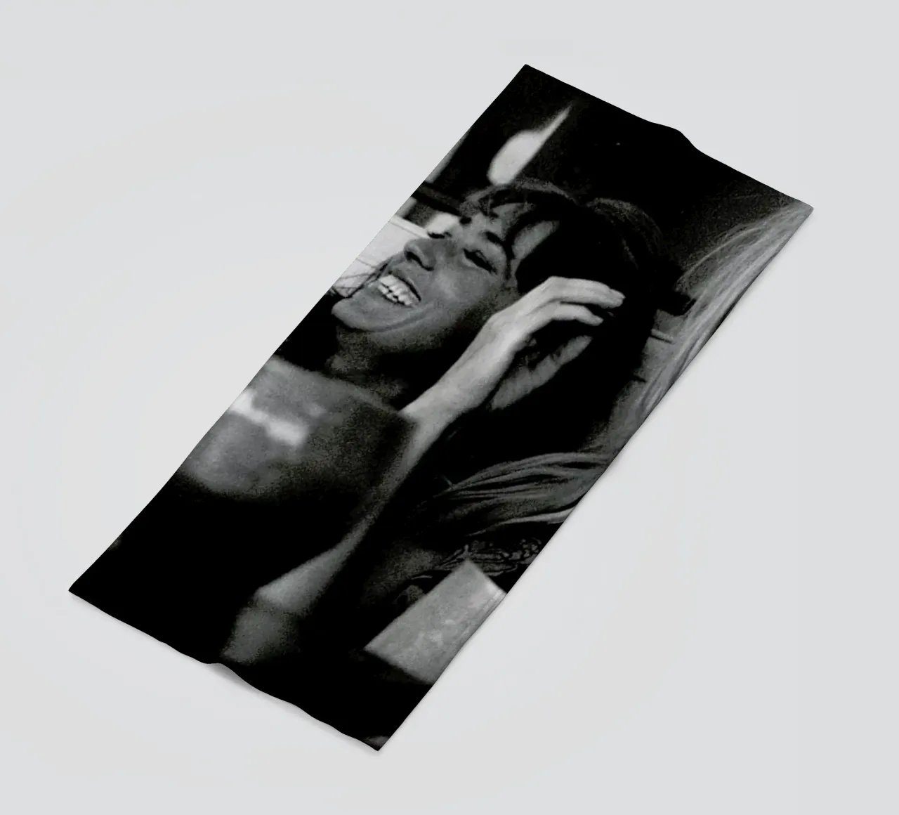 Brigitte Bardot Smiling telo mare da Gallery Print and Art Limited