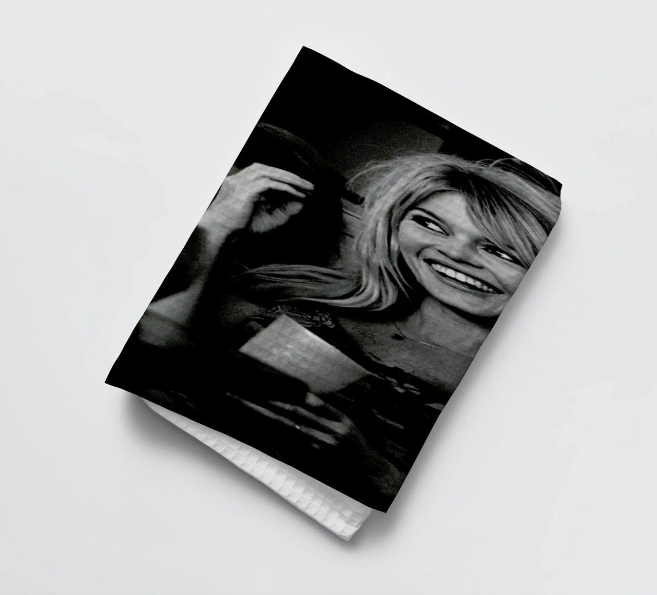 Brigitte Bardot Smiling torchon de Gallery Print and Art Limited