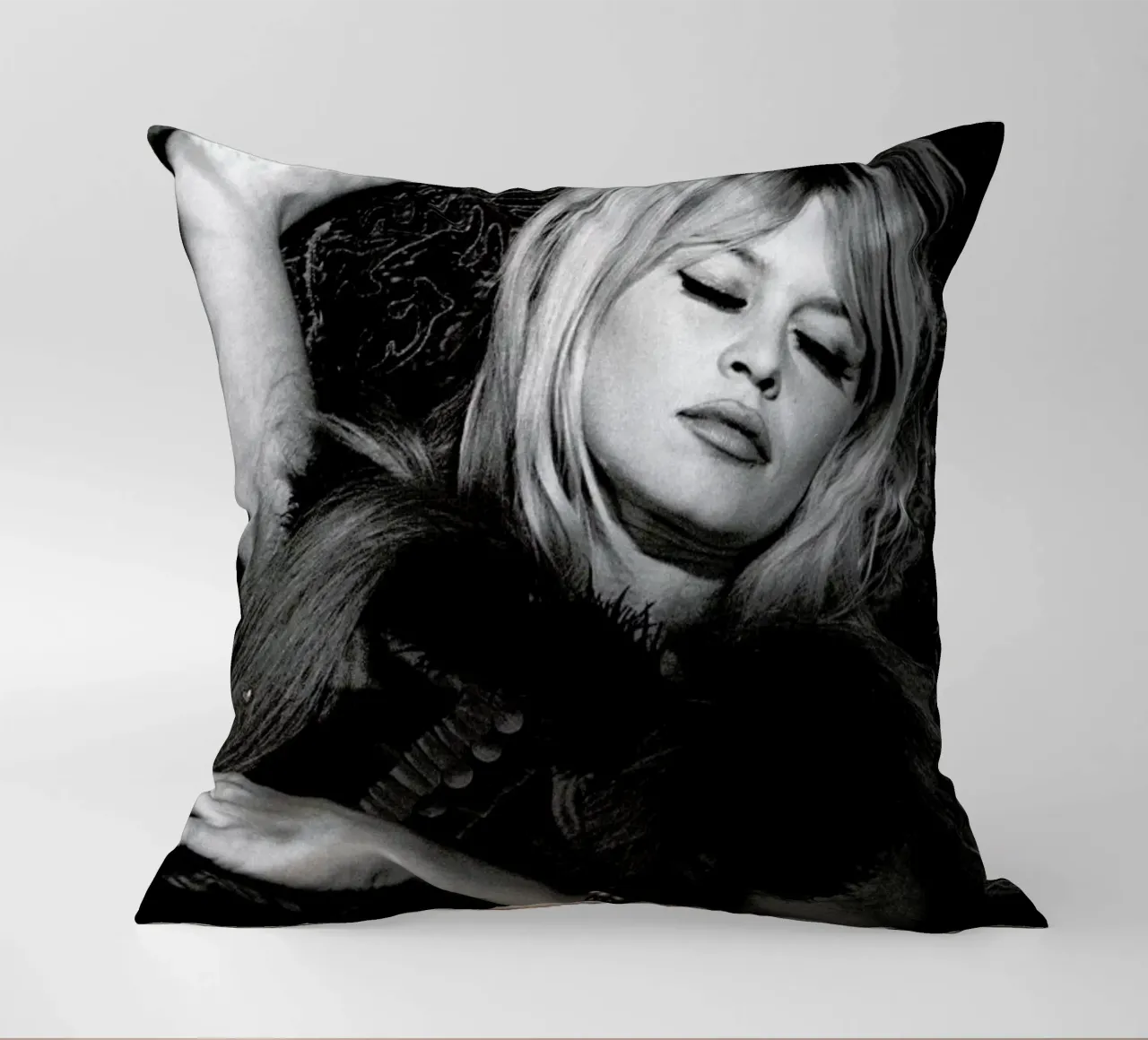 Brigitte Bardot 2 cuscino da Gallery Print and Art Limited