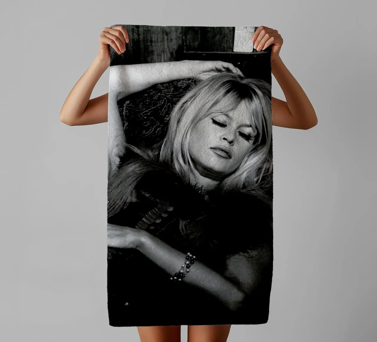 Brigitte Bardot 2 asciugamano da bagno da Gallery Print and Art Limited