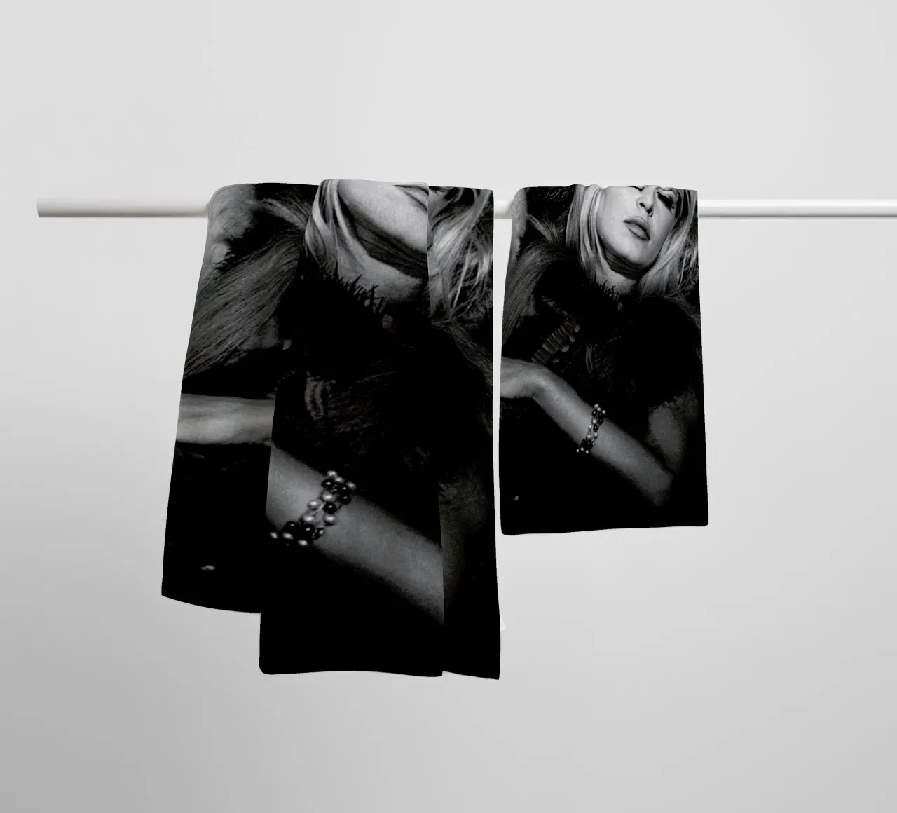 Brigitte Bardot 2 asciugamano da bagno da Gallery Print and Art Limited