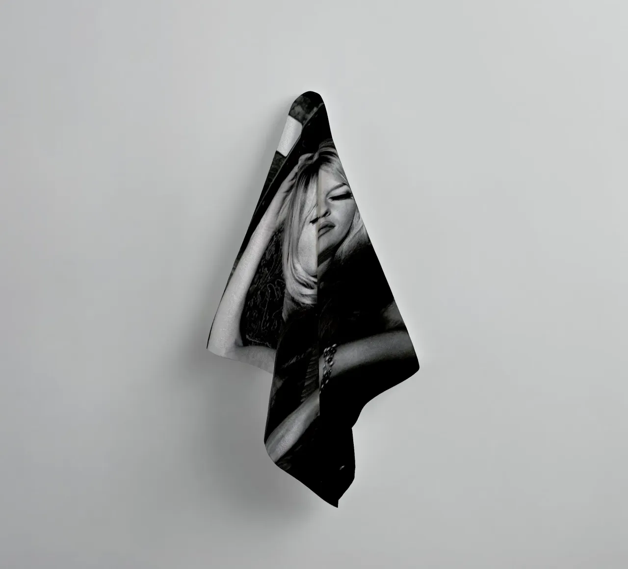 Brigitte Bardot 2 asciugamano da bagno da Gallery Print and Art Limited