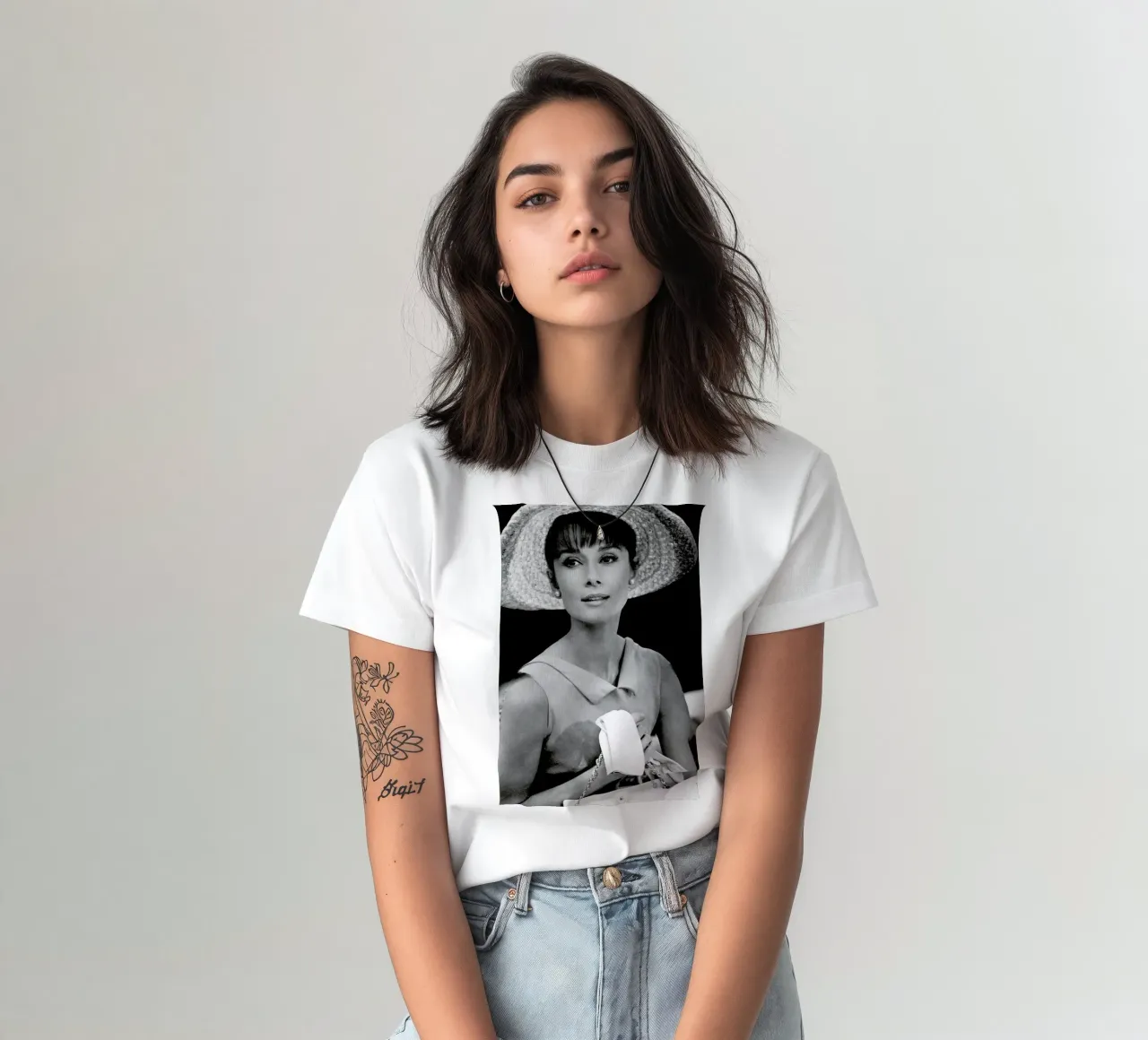 Audrey Hepburn 4 t-shirt da Gallery Print and Art Limited