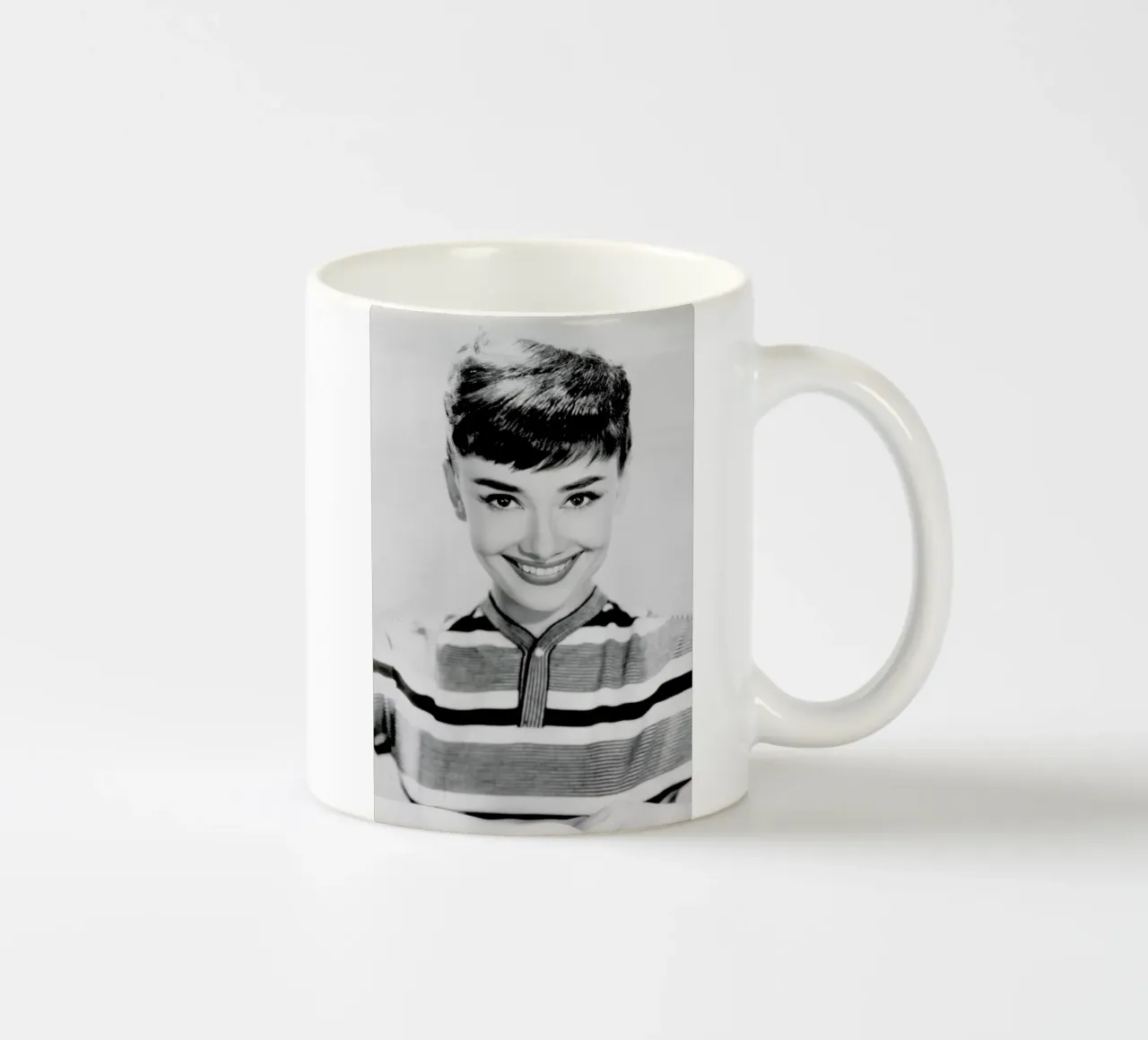 Audrey Hepburn 2 tazza in ceramica da Gallery Print and Art Limited