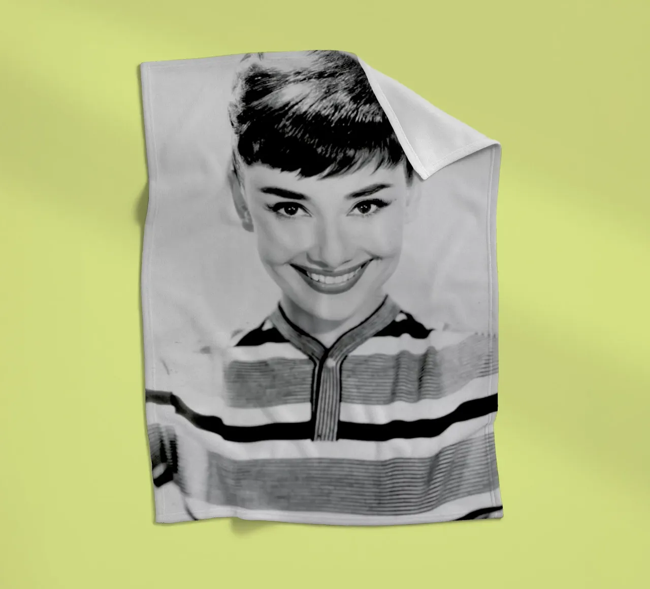 Audrey Hepburn 2 coperta in pile da Gallery Print and Art Limited
