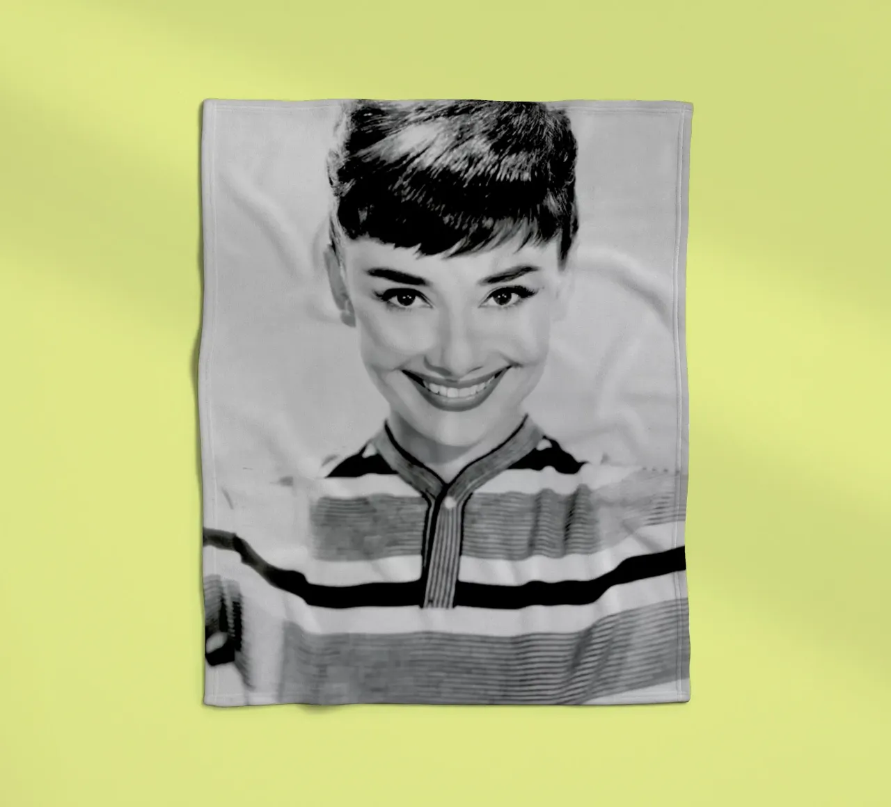 Audrey Hepburn 2 coperta in pile da Gallery Print and Art Limited