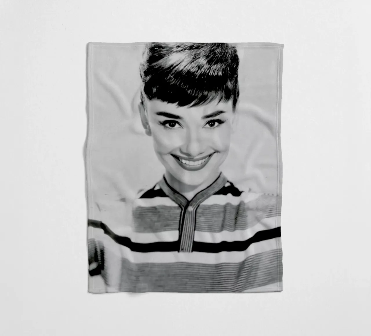 Audrey Hepburn 2 coperta in pile da Gallery Print and Art Limited
