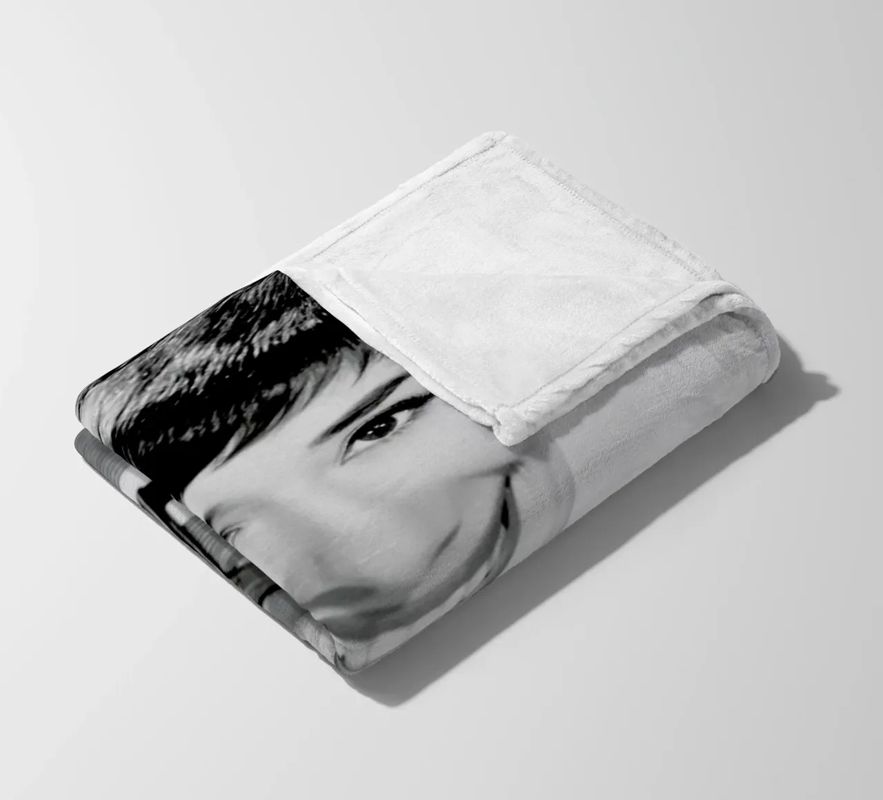 Audrey Hepburn 2 coperta in pile da Gallery Print and Art Limited
