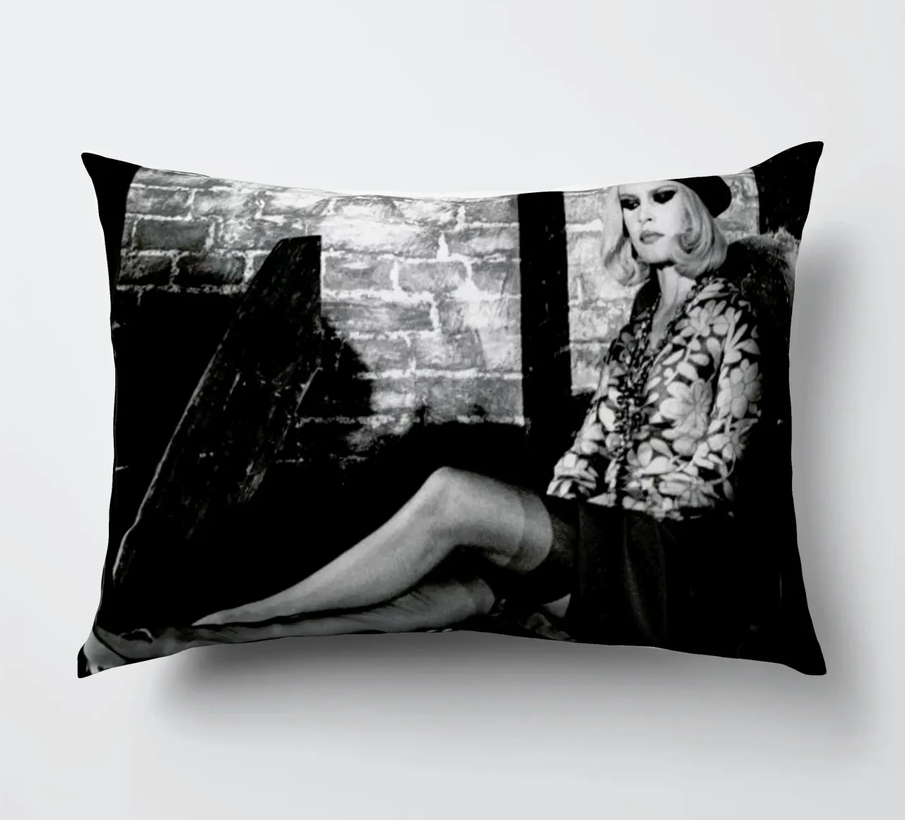 Brigitte Bardot - Bonnie And Clyde cuscino da Gallery Print and Art Limited