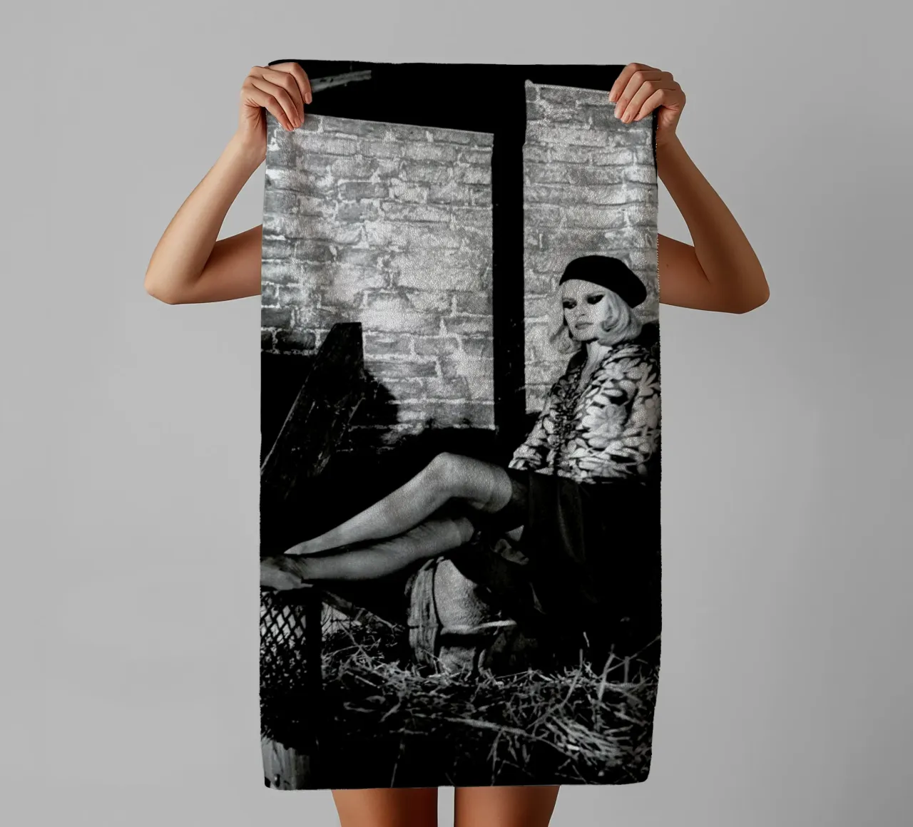Brigitte Bardot - Bonnie And Clyde asciugamano da bagno da Gallery Print and Art Limited
