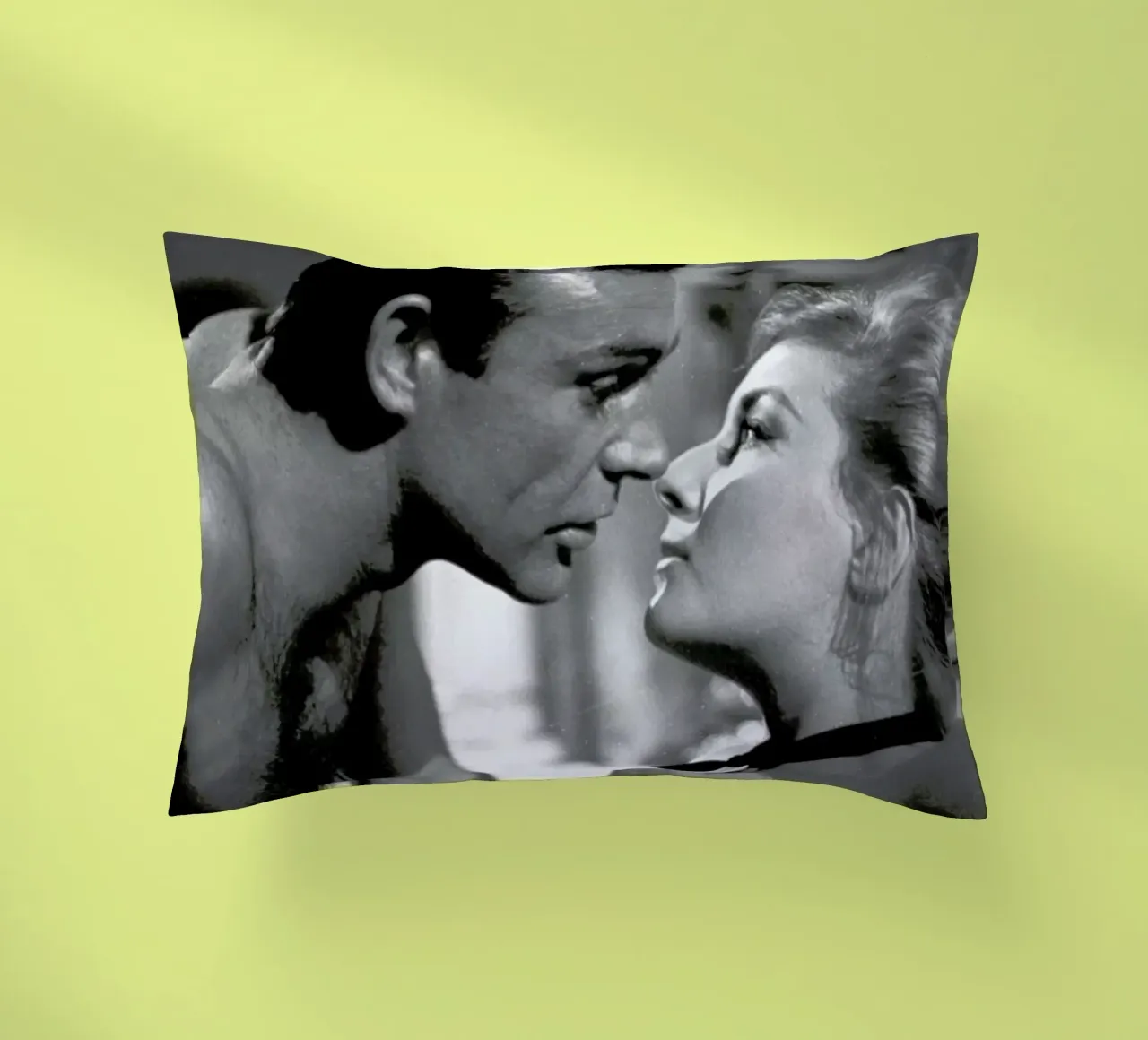 Sean Connery - From Russia with Love cuscino da Gallery Print and Art Limited