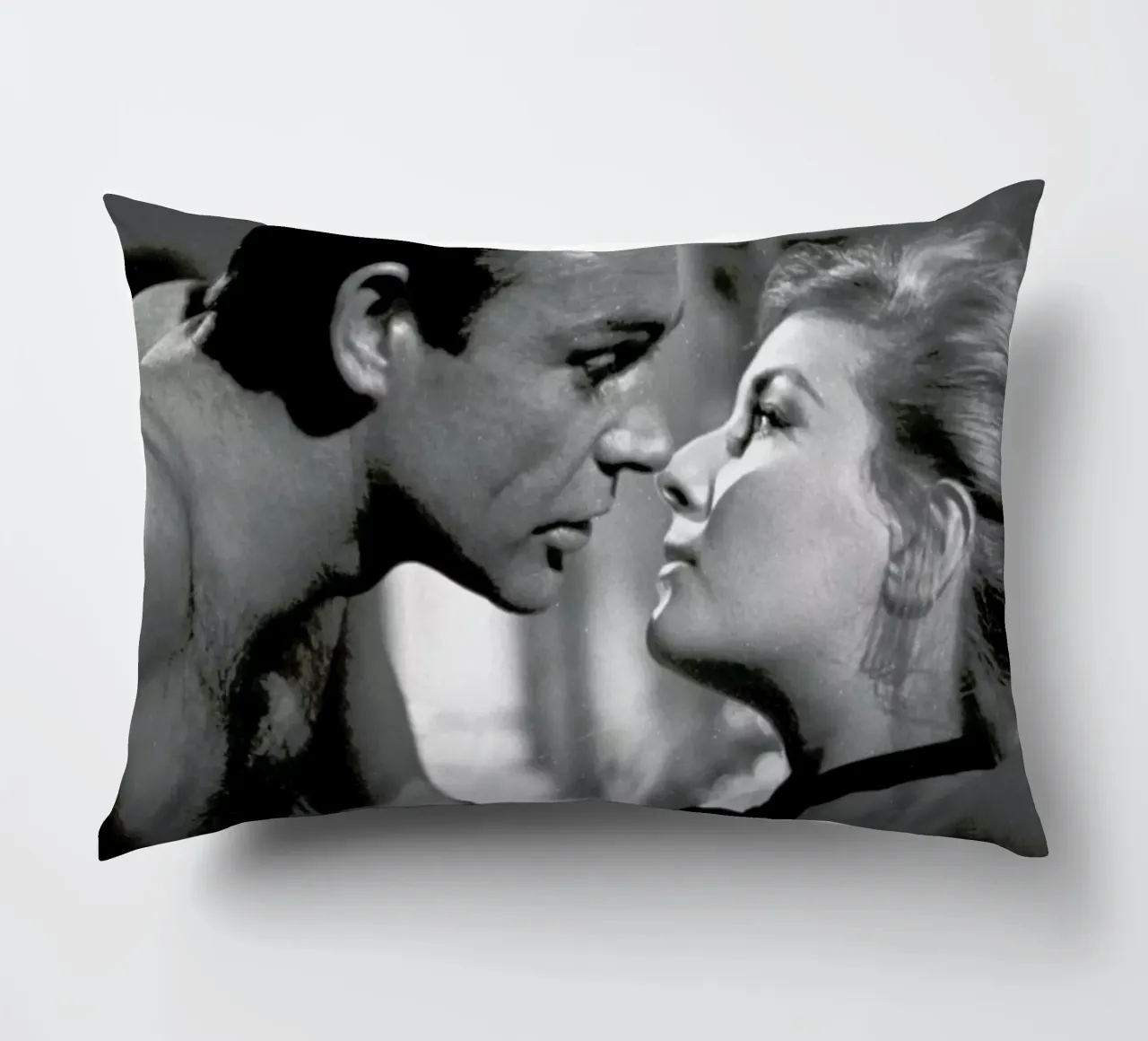 Sean Connery - From Russia with Love cuscino da Gallery Print and Art Limited