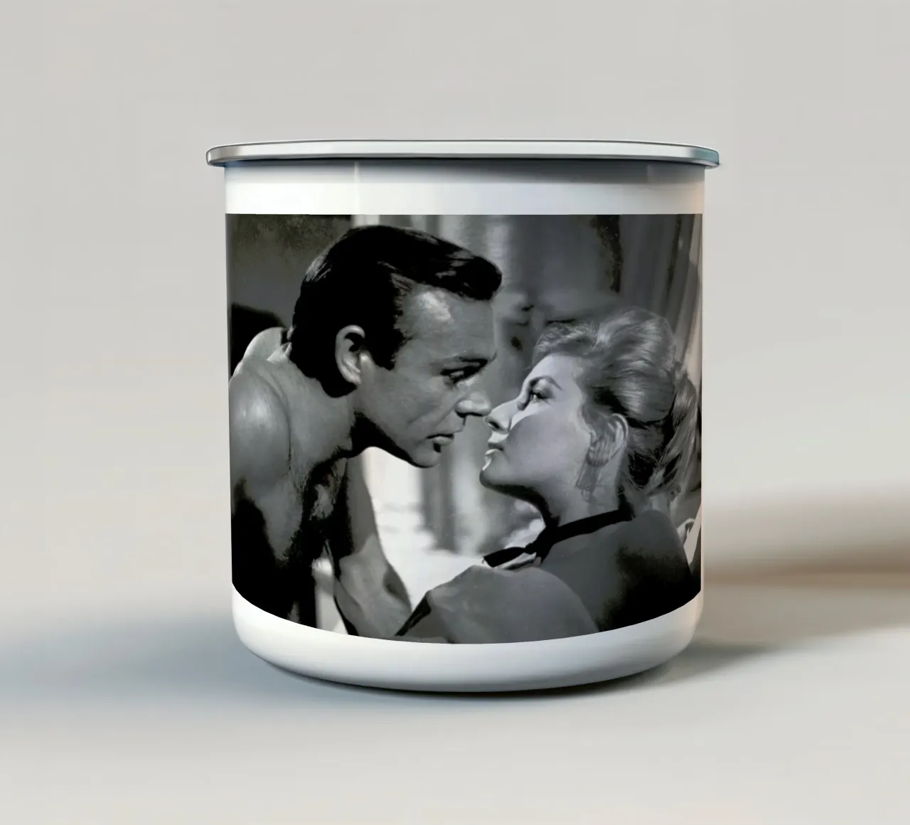 Sean Connery - From Russia with Love tazza in smalto da Gallery Print and Art Limited
