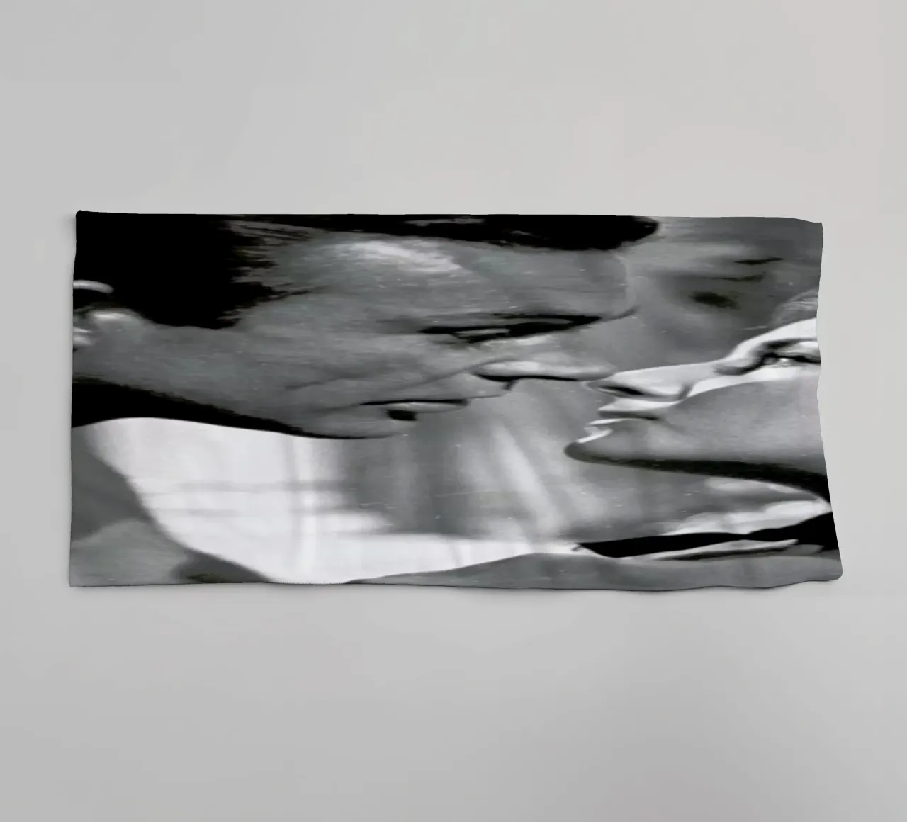 Sean Connery - From Russia with Love asciugamano da bagno da Gallery Print and Art Limited