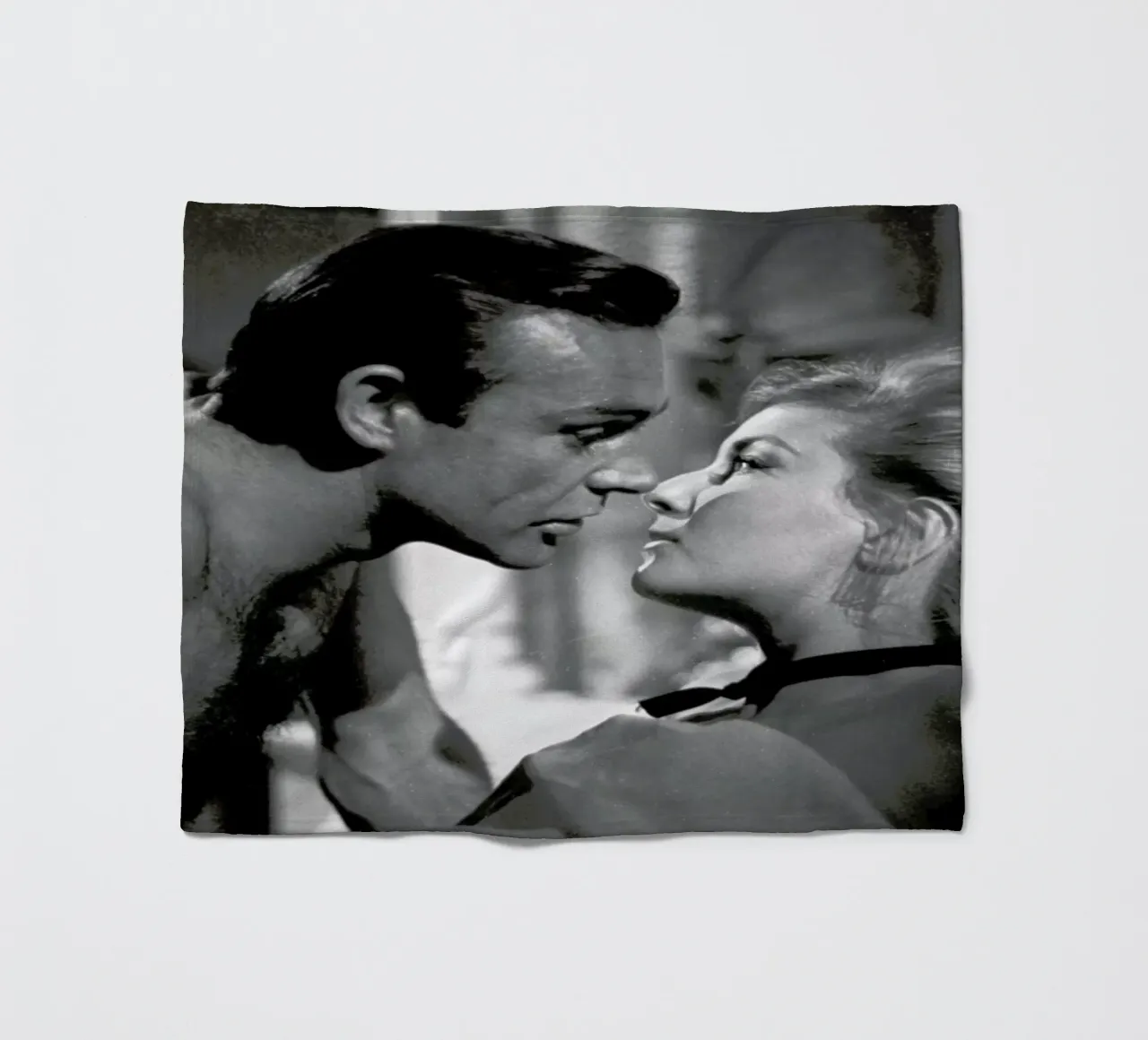Sean Connery - From Russia with Love coperta in pile da Gallery Print and Art Limited