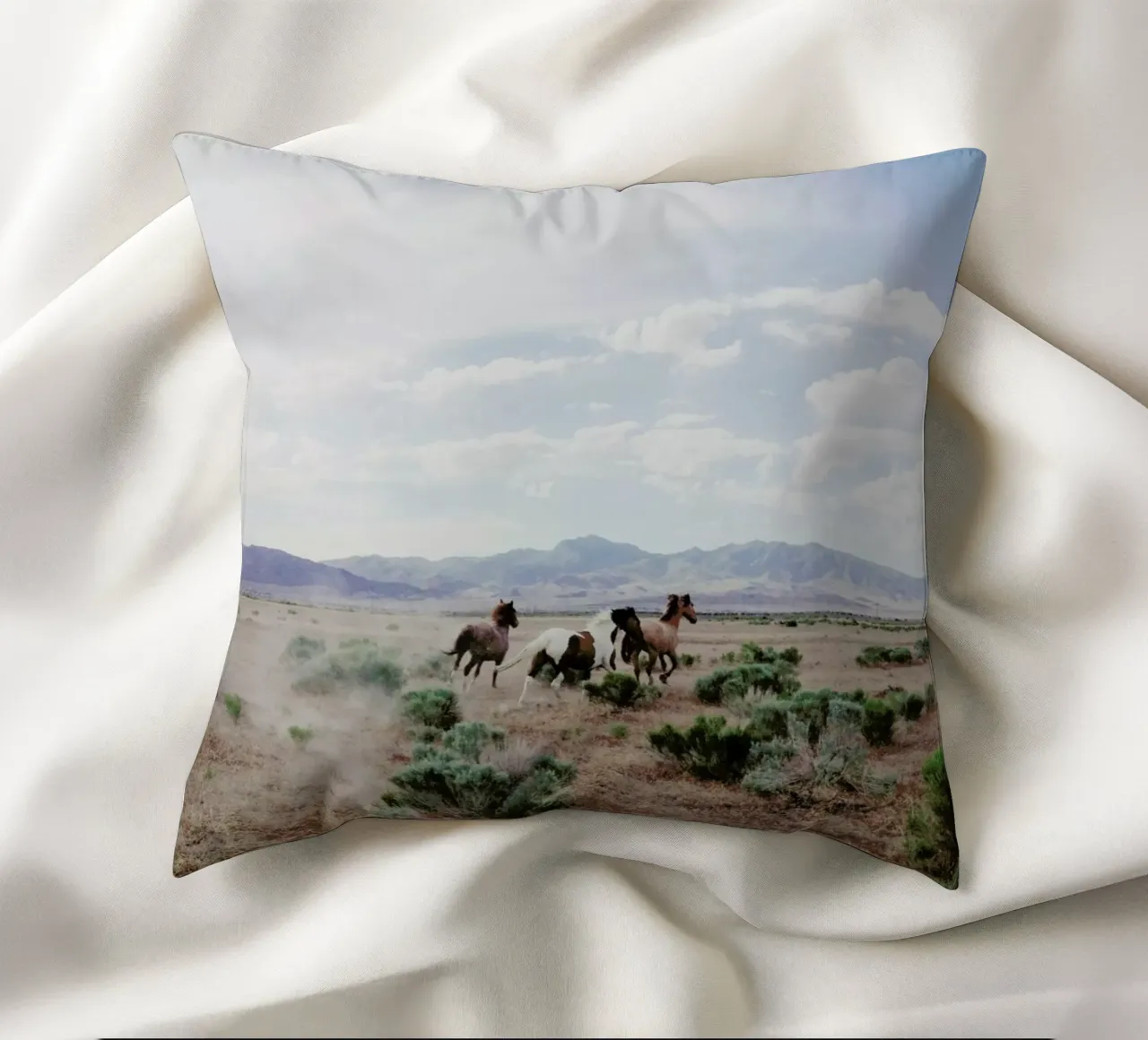Running Horses cuscino da Kevin Russ
