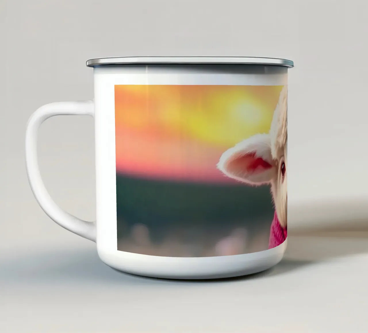 Agnello felice con sciarpa rosa in piedi tra le margherite tazza in smalto da DesignDoodle