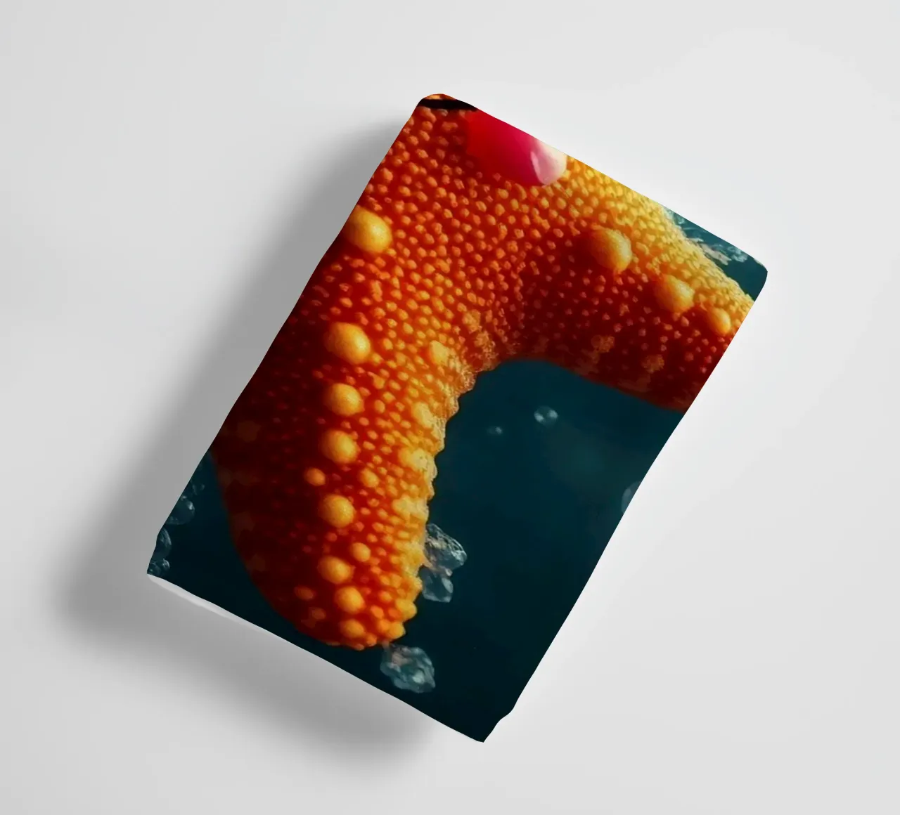 Étoile de mer heureuse nageant dans une eau bleue profonde avec des bulles serviette de bain de DesignDoodle