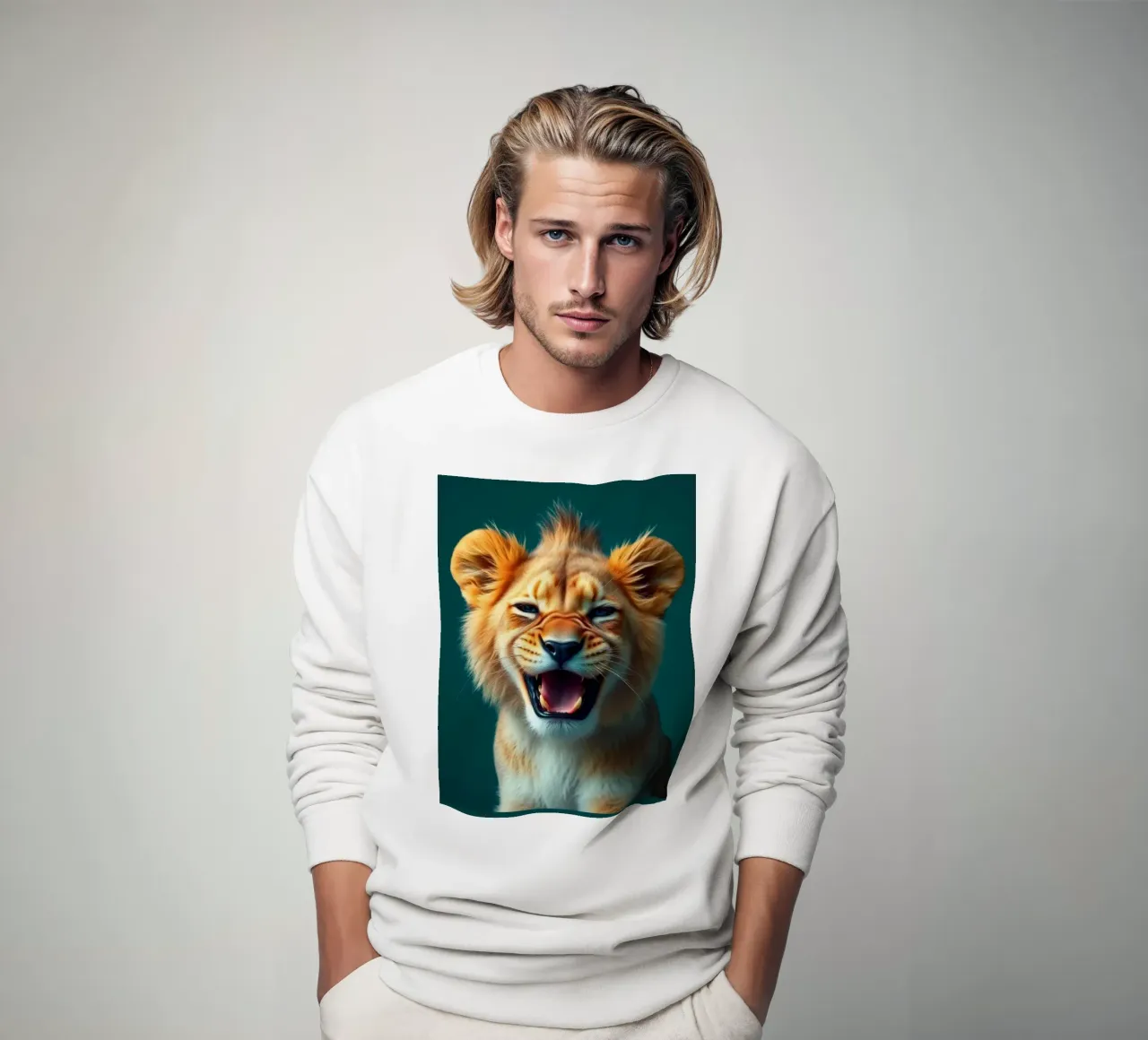 Leeuwenwelp toont speelse energie met een blije uitdrukking sweatshirt van DesignDoodle