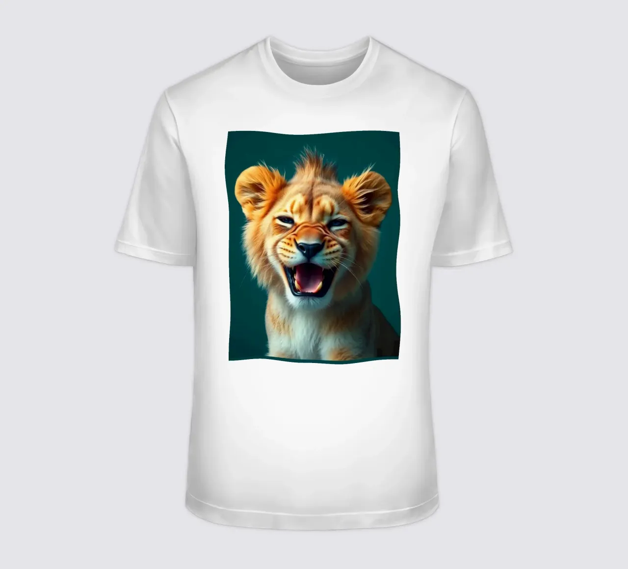 Leeuwenwelp toont speelse energie met een blije uitdrukking t-shirt van DesignDoodle