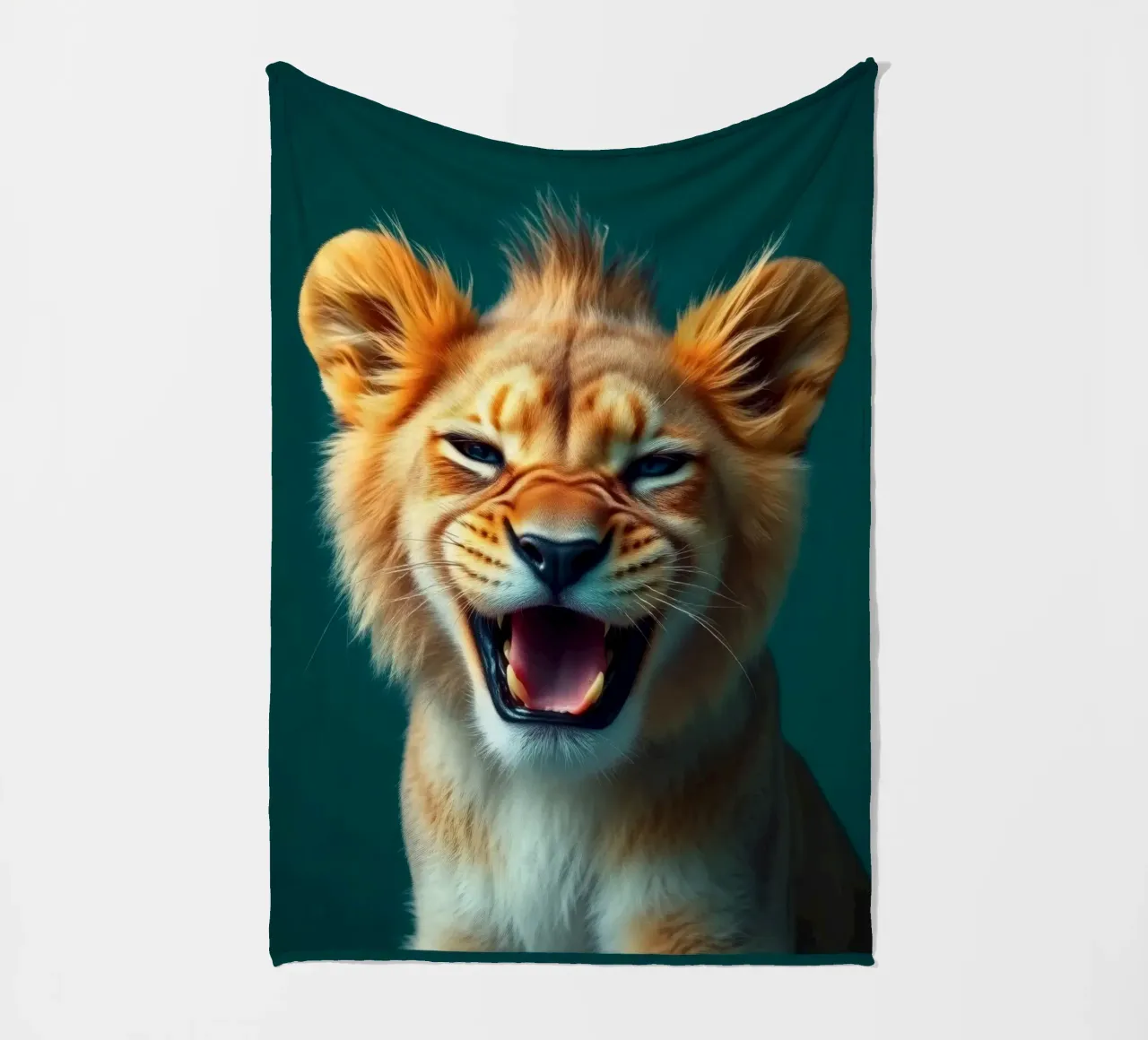 Leeuwenwelp toont speelse energie met een blije uitdrukking fleecedeken van DesignDoodle