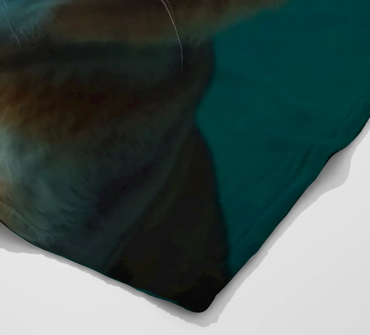 Leeuwenwelp toont speelse energie met een blije uitdrukking fleecedeken van DesignDoodle