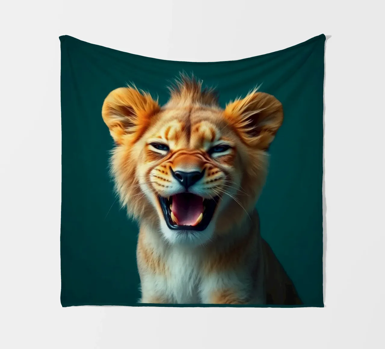 Leeuwenwelp toont speelse energie met een blije uitdrukking fleecedeken van DesignDoodle