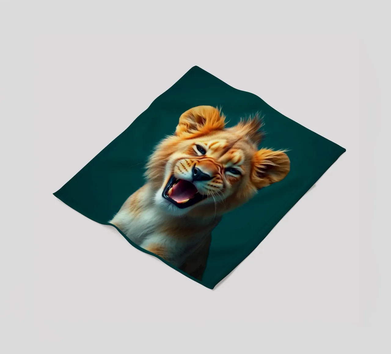 Leeuwenwelp toont speelse energie met een blije uitdrukking fleecedeken van DesignDoodle