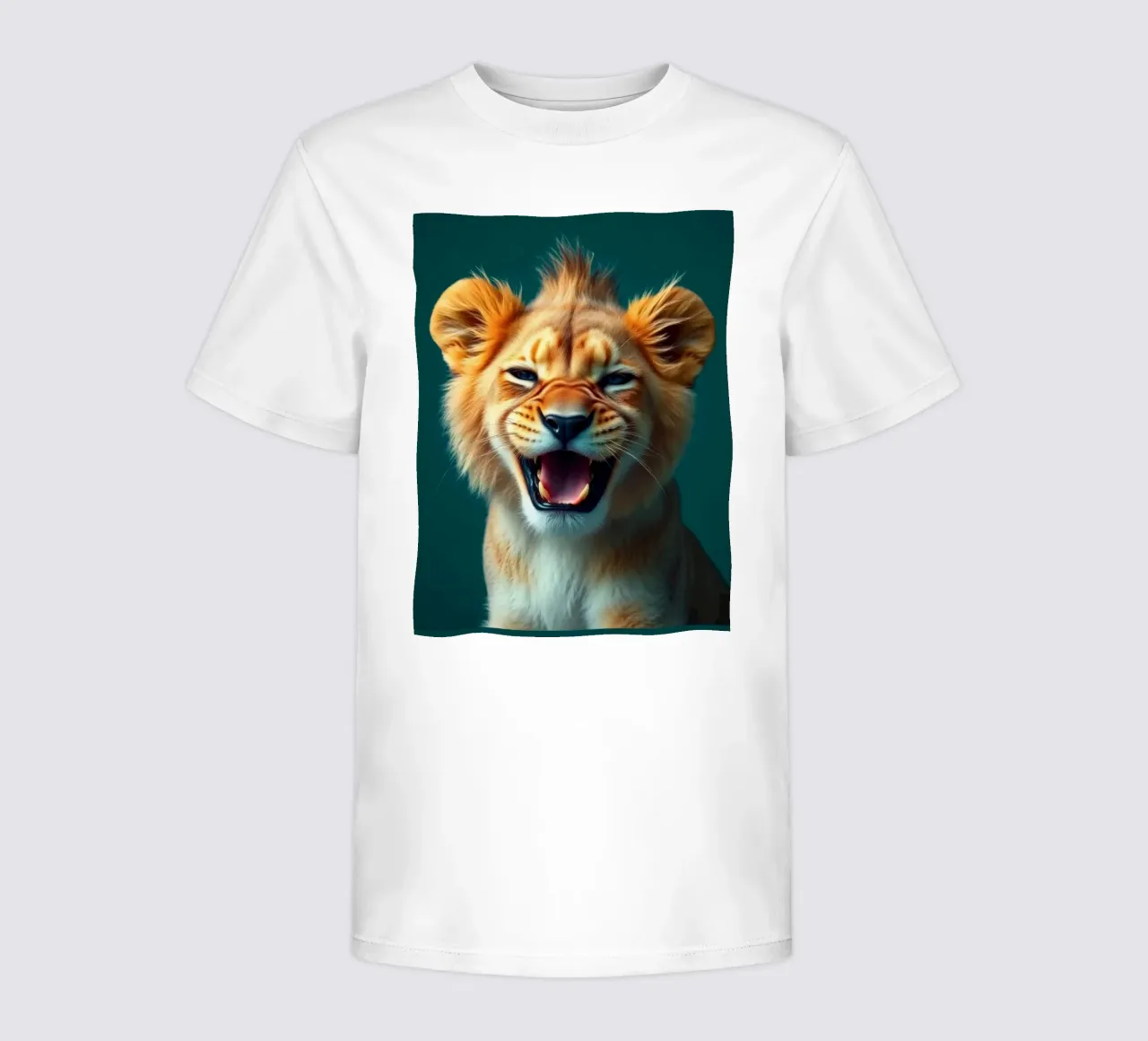 Leeuwenwelp toont speelse energie met een blije uitdrukking kinder t-shirt van DesignDoodle