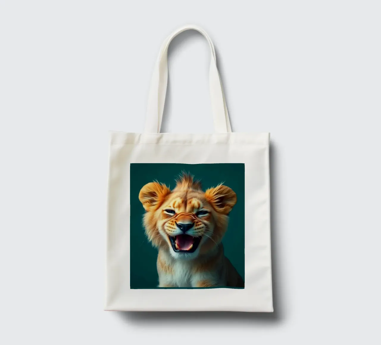 Leeuwenwelp toont speelse energie met een blije uitdrukking jute draagtas van DesignDoodle