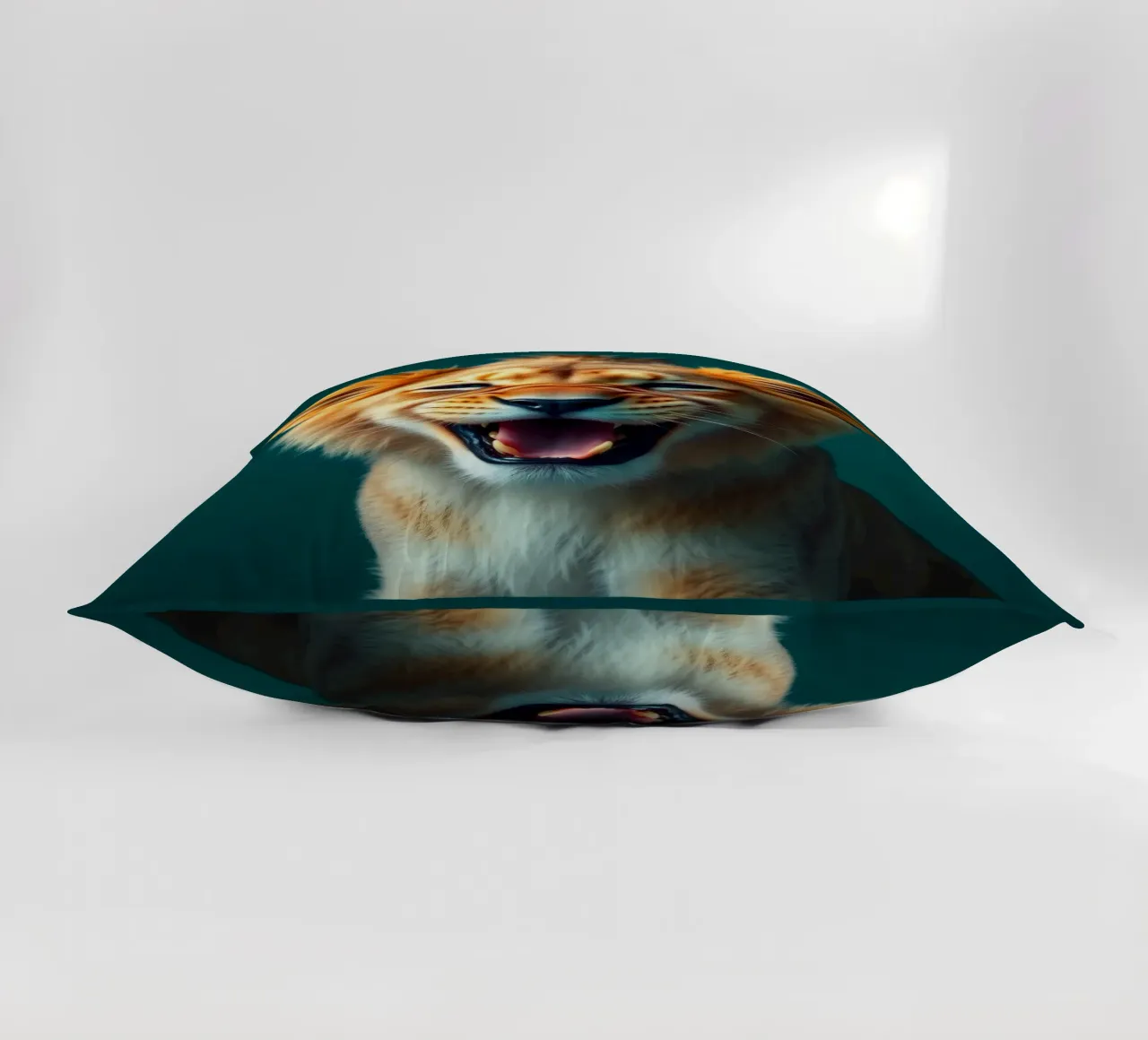 Leeuwenwelp toont speelse energie met een blije uitdrukking kussen van DesignDoodle
