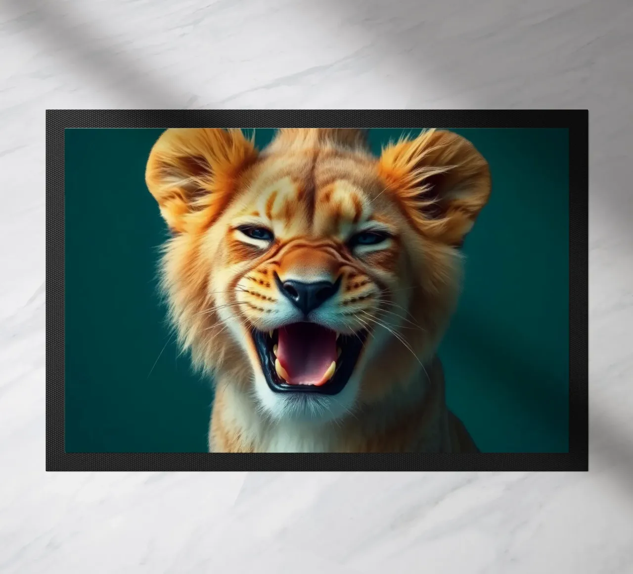 Leeuwenwelp toont speelse energie met een blije uitdrukking deurmat van DesignDoodle