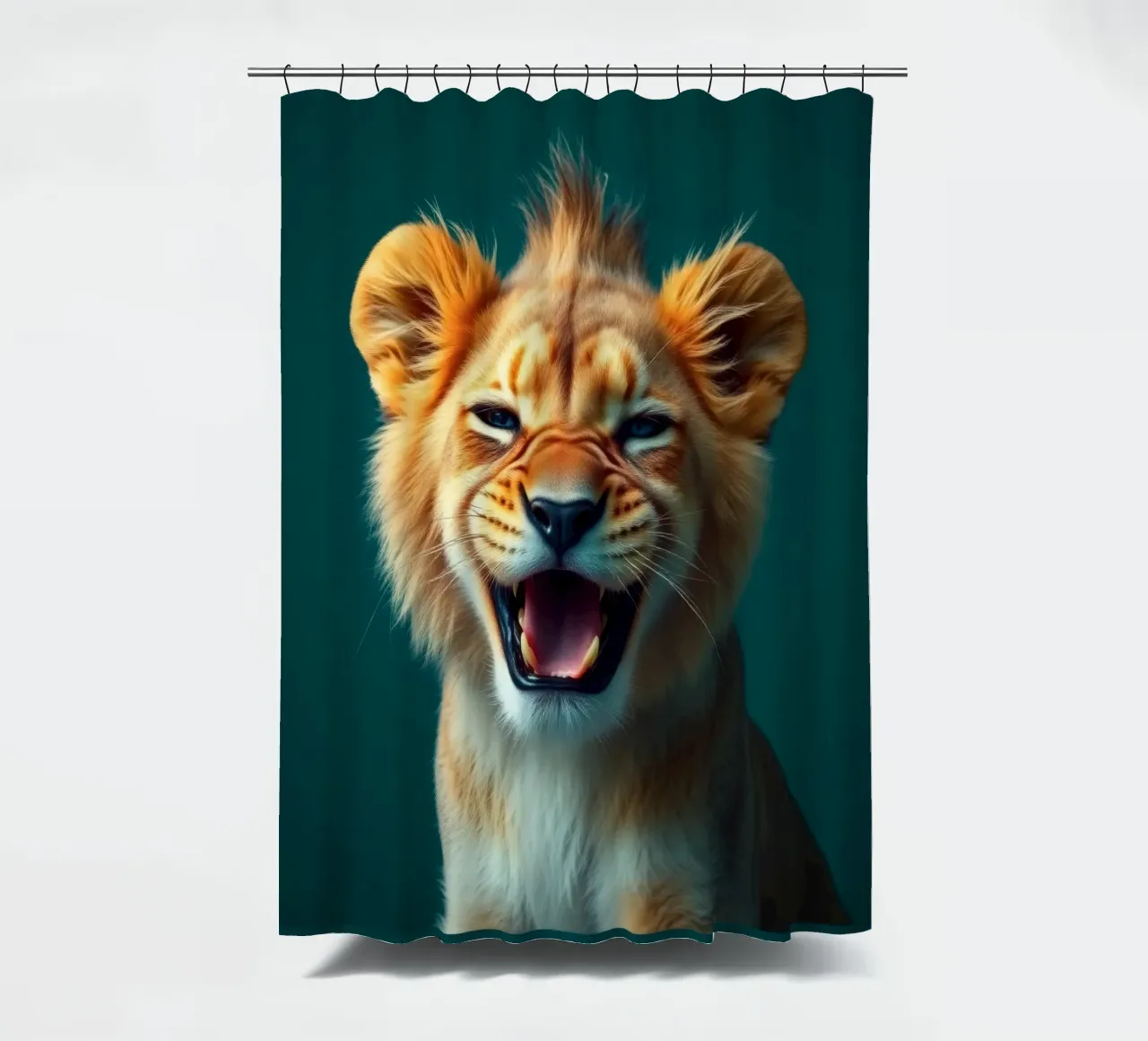 Leeuwenwelp toont speelse energie met een blije uitdrukking douchegordijn van DesignDoodle