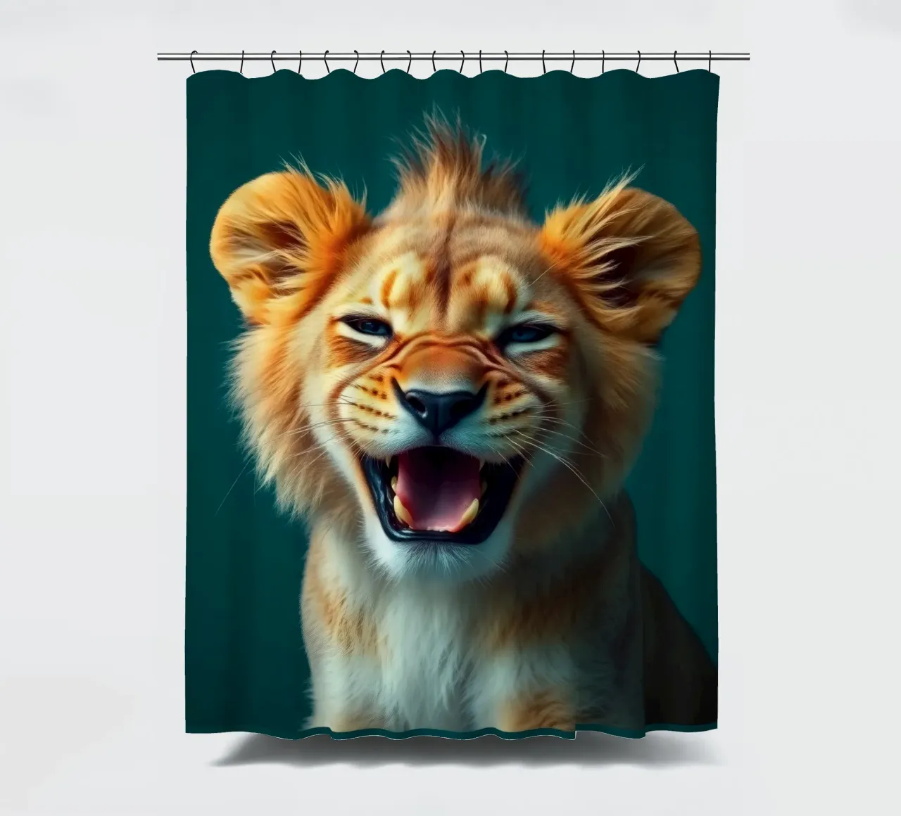 Leeuwenwelp toont speelse energie met een blije uitdrukking douchegordijn van DesignDoodle