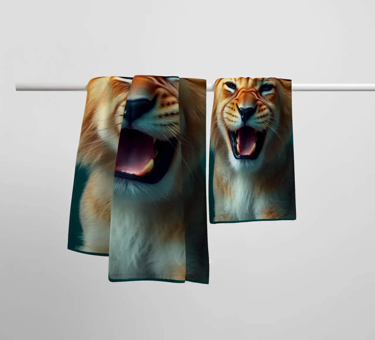 Leeuwenwelp toont speelse energie met een blije uitdrukking badhanddoek van DesignDoodle